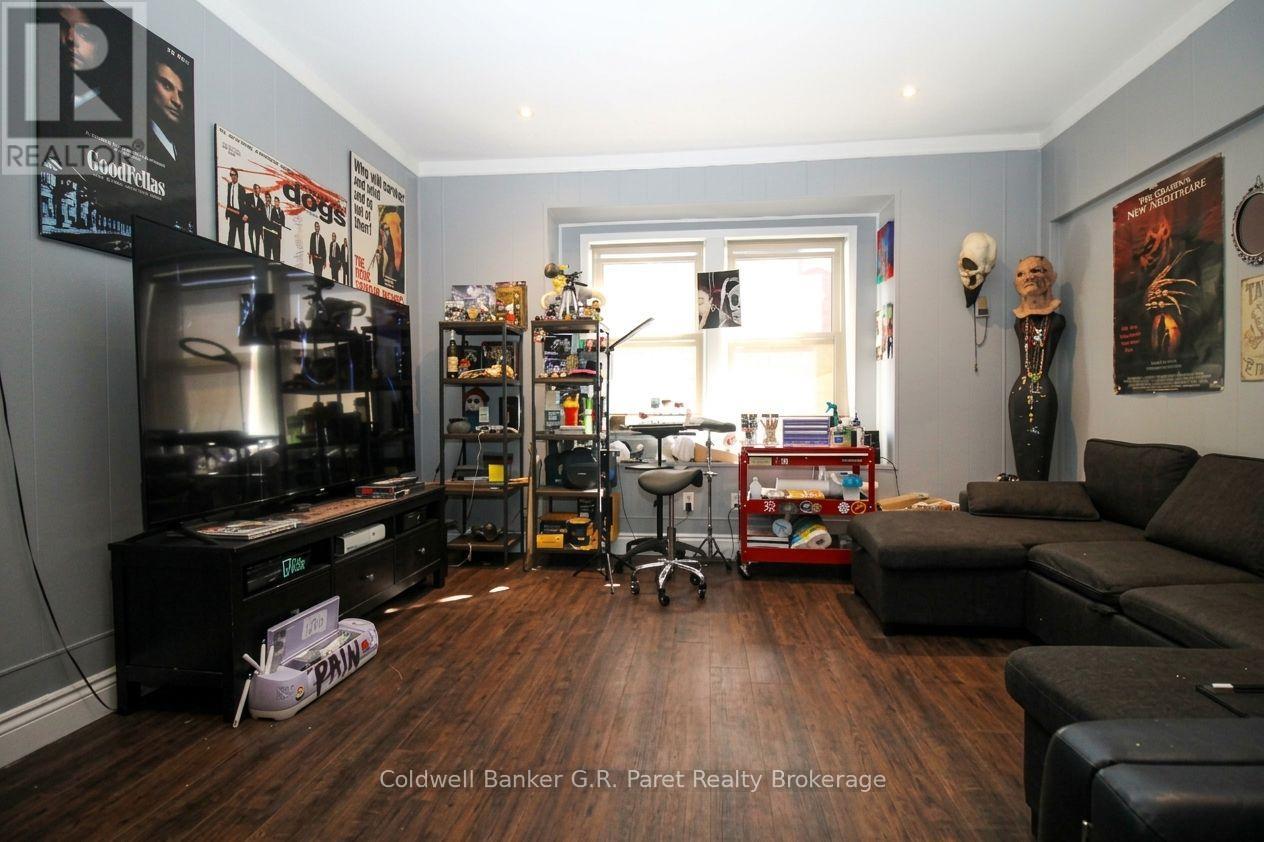 39 Norfolk Street North — photo 16
