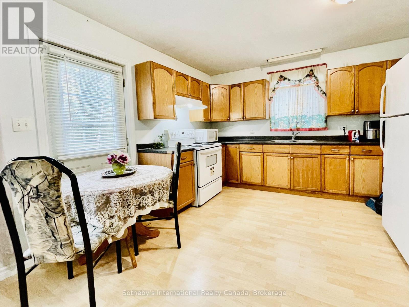 285 Robinson Street — photo 13