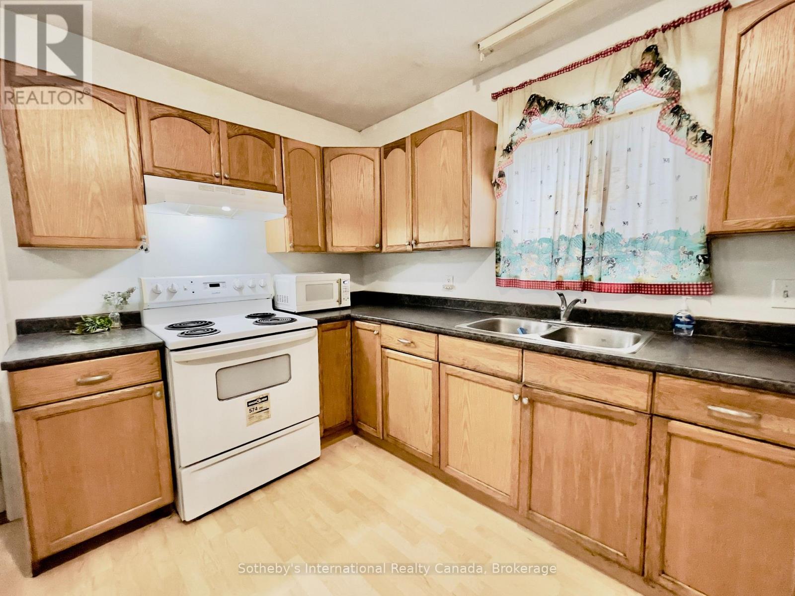 285 Robinson Street — photo 14