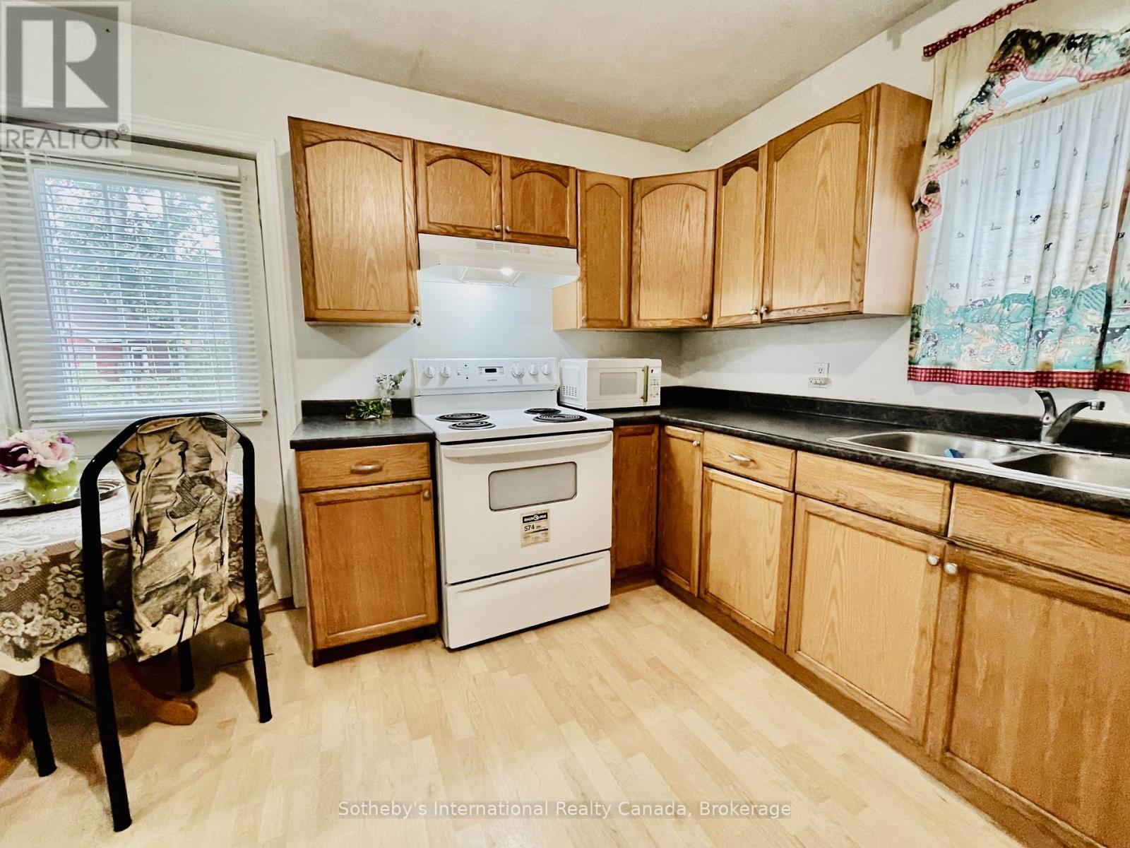 285 Robinson Street — photo 15