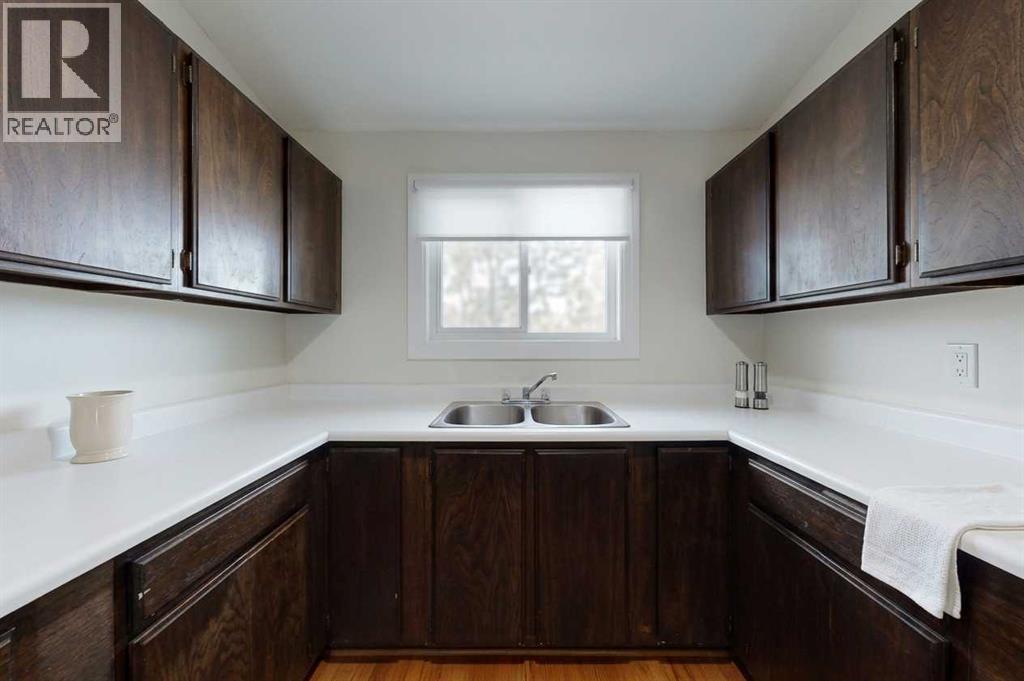 1731 St. Edwards Boulevard N, Lethbridge — photo 5
