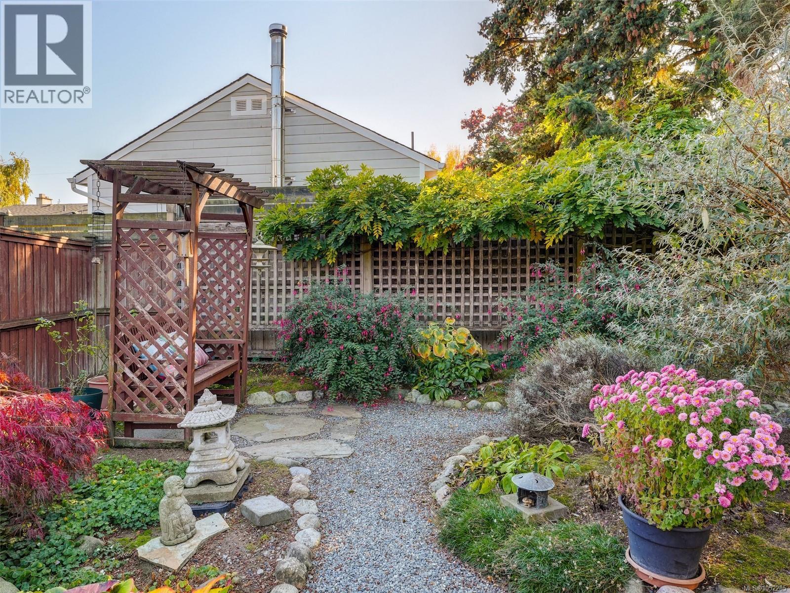  10347 Patricia Place, Sidney