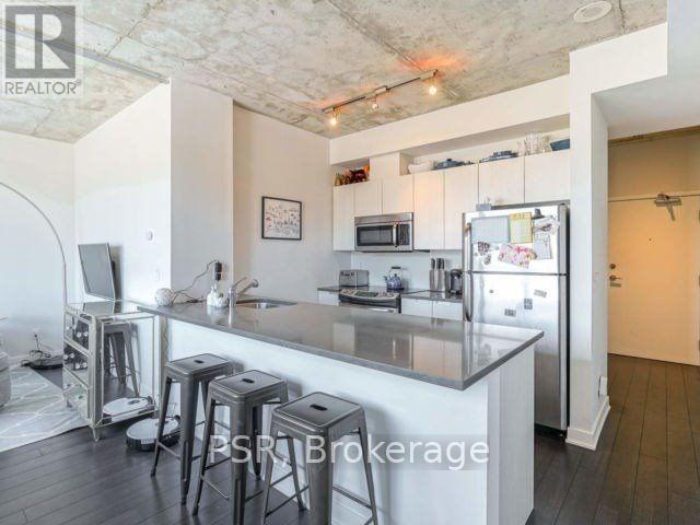 400 Wellington Street West — photo 4