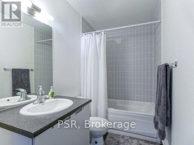 400 Wellington Street West — photo 8