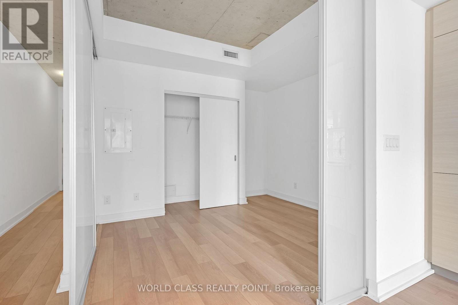 210 Simcoe Street — photo 10