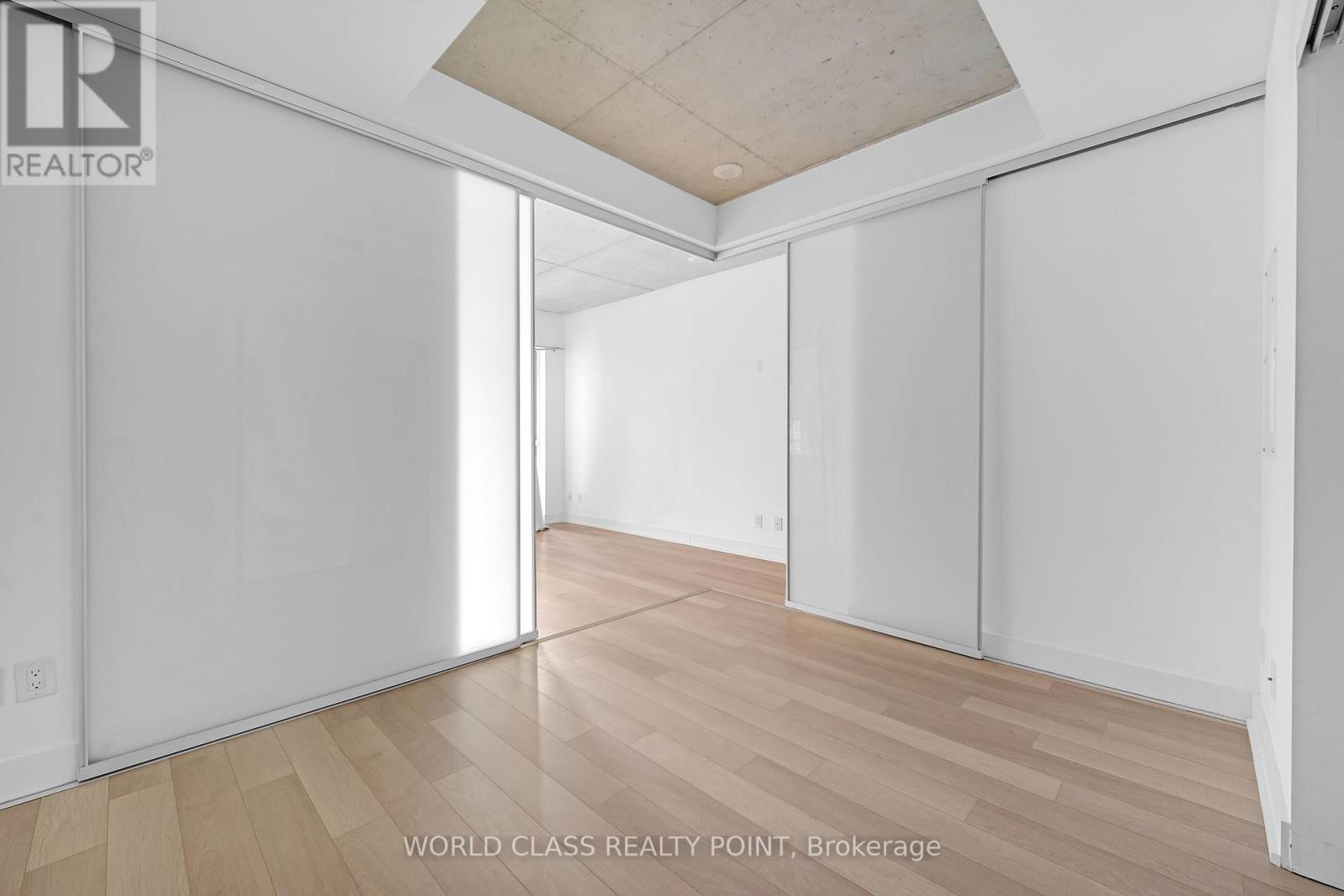 210 Simcoe Street — photo 11