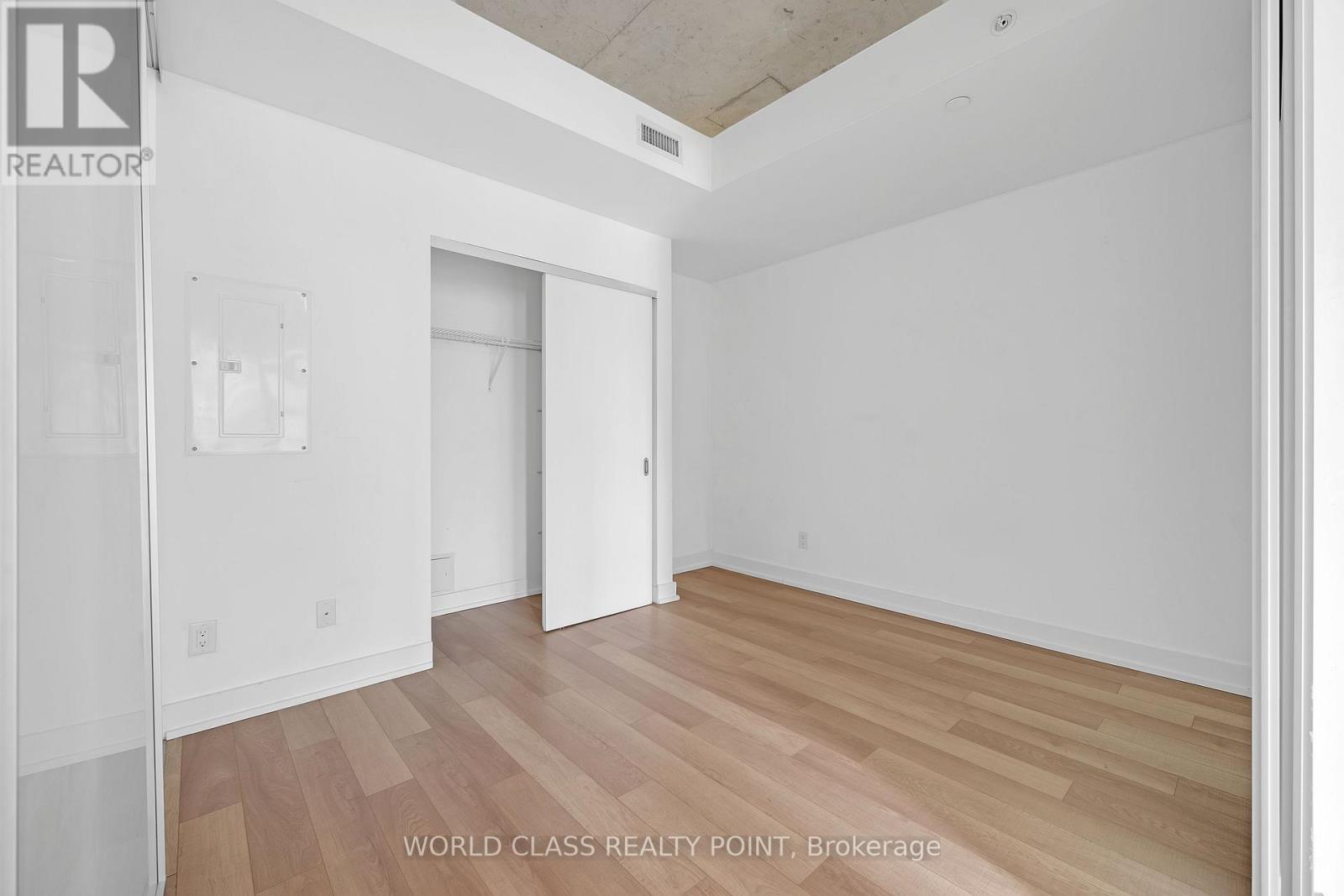 210 Simcoe Street — photo 12