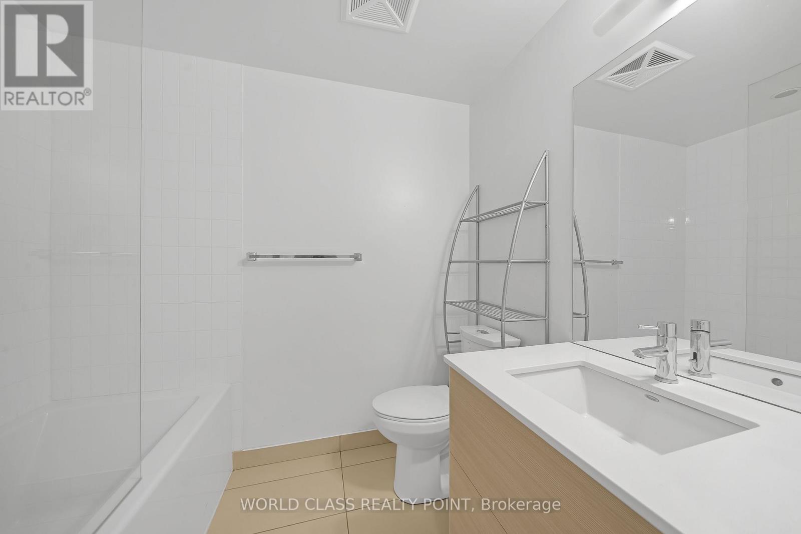 210 Simcoe Street — photo 13
