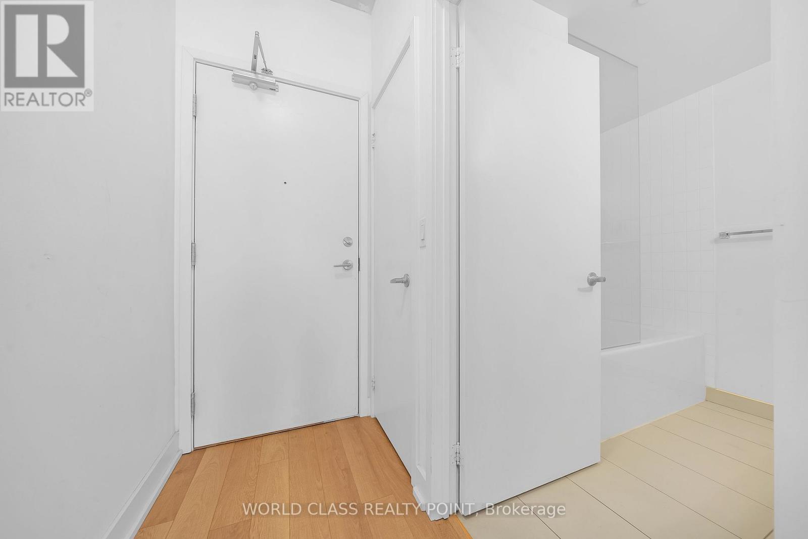 210 Simcoe Street — photo 4