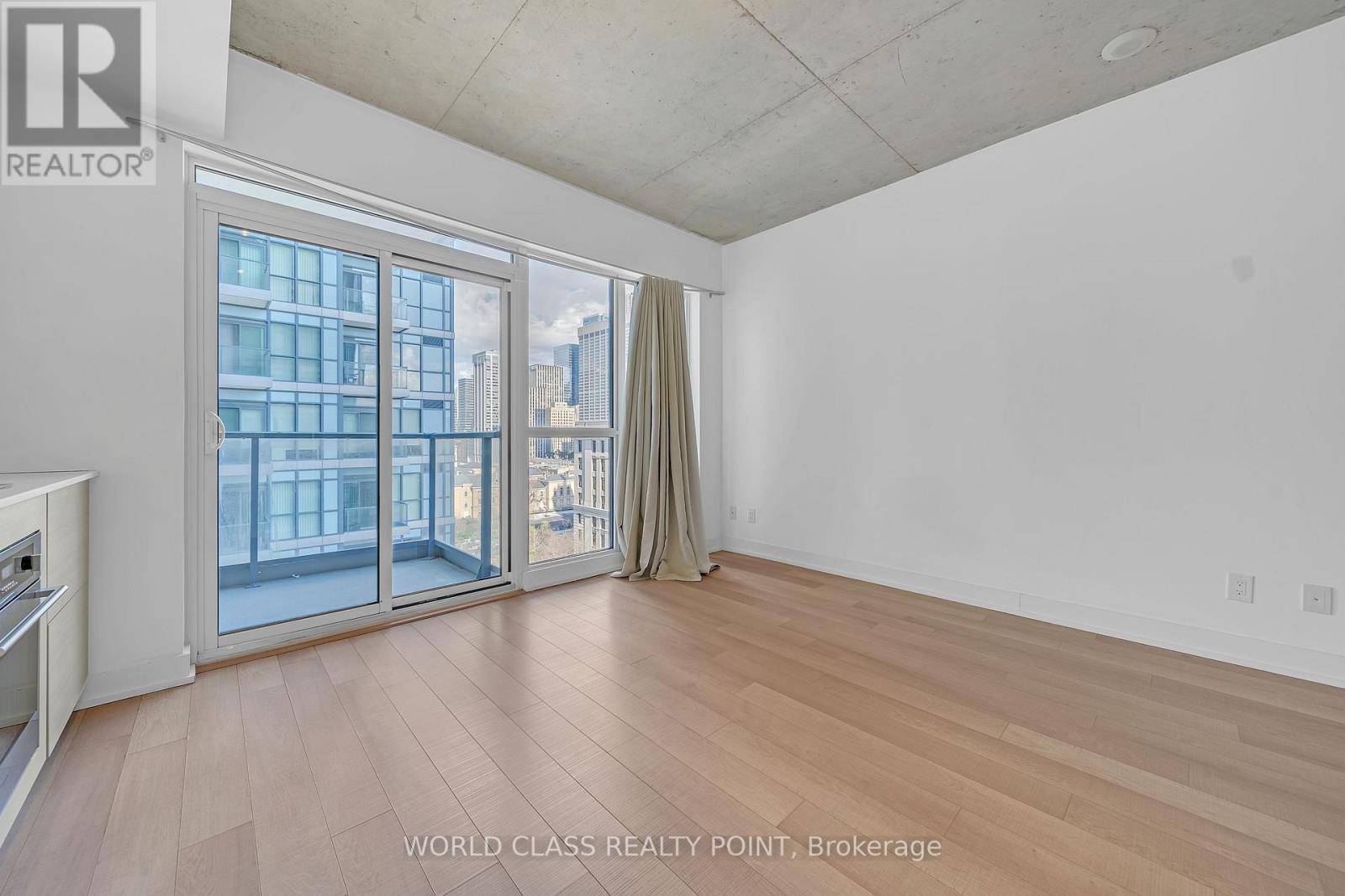 210 Simcoe Street — photo 7