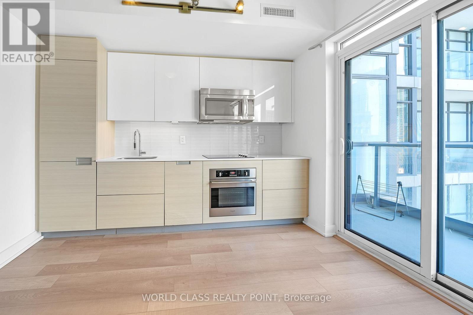 210 Simcoe Street — photo 8