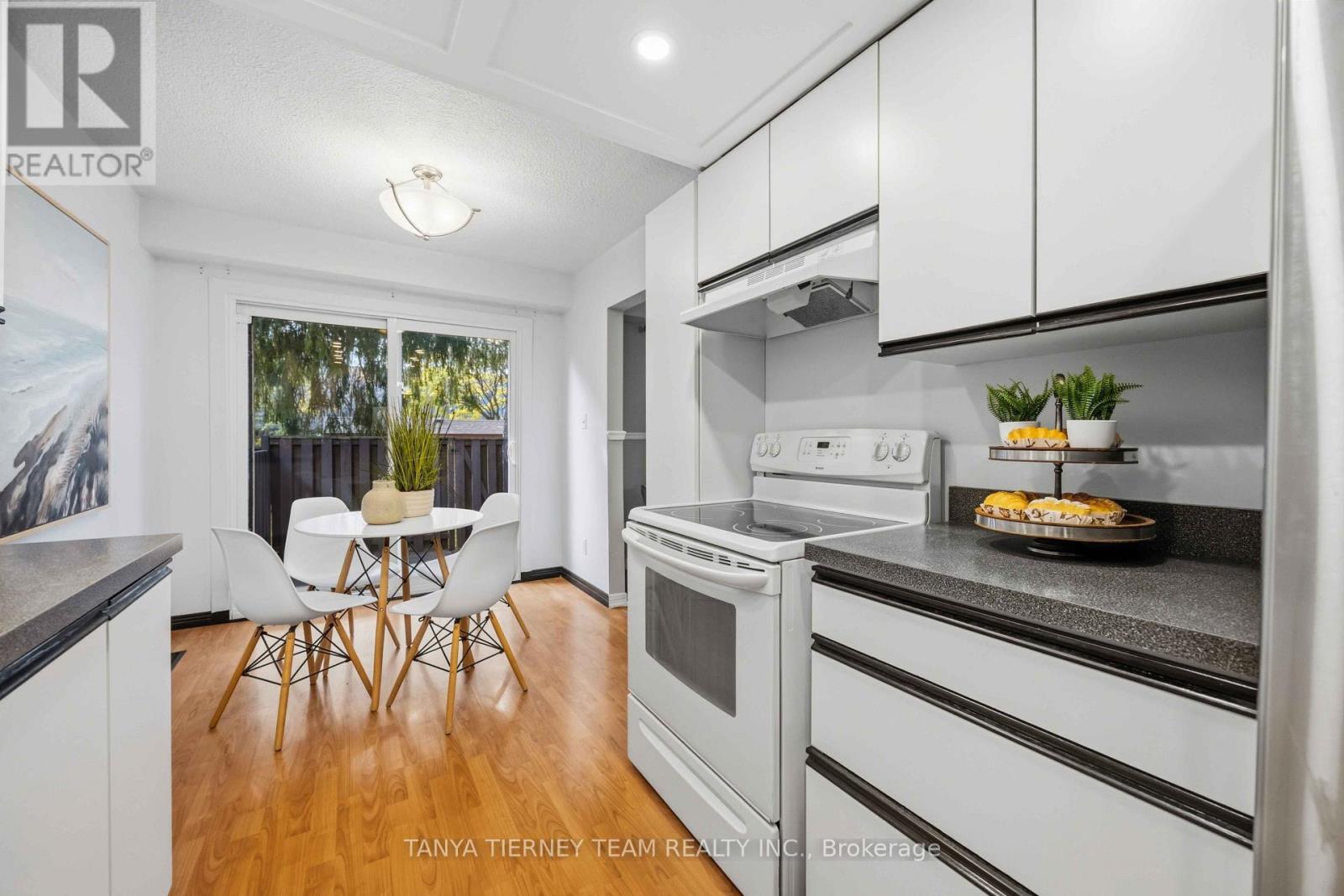 #32 1330 TROWBRIDGE DRIVE - 22