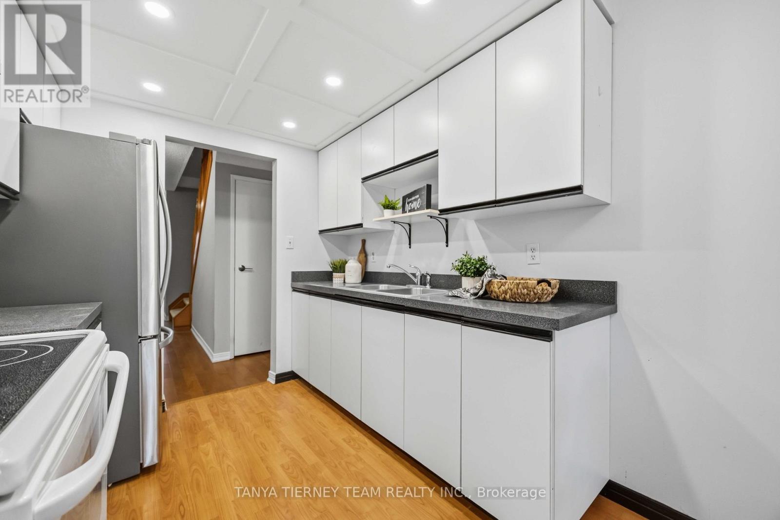#32 1330 TROWBRIDGE DRIVE - 23