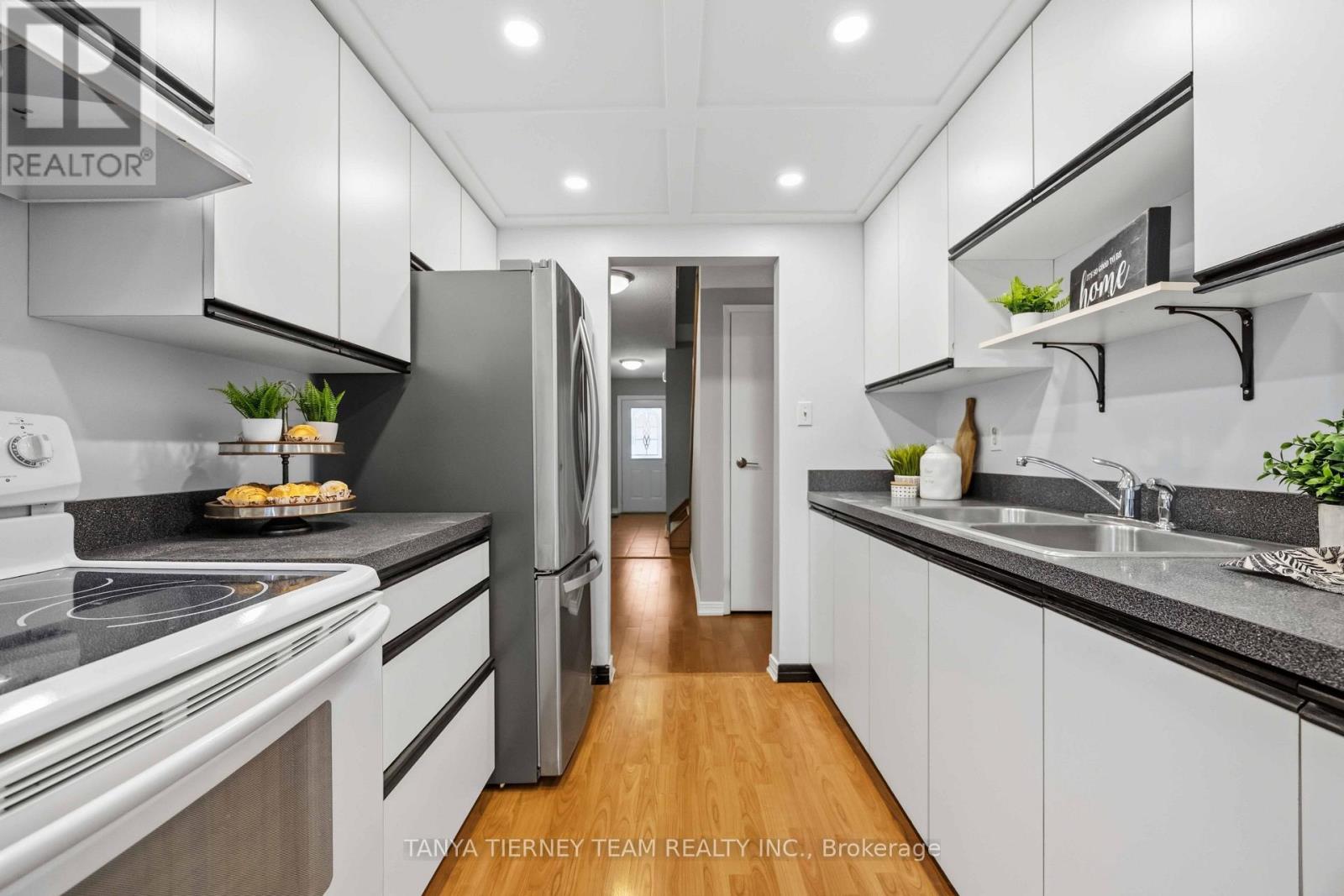 #32 1330 TROWBRIDGE DRIVE - 24