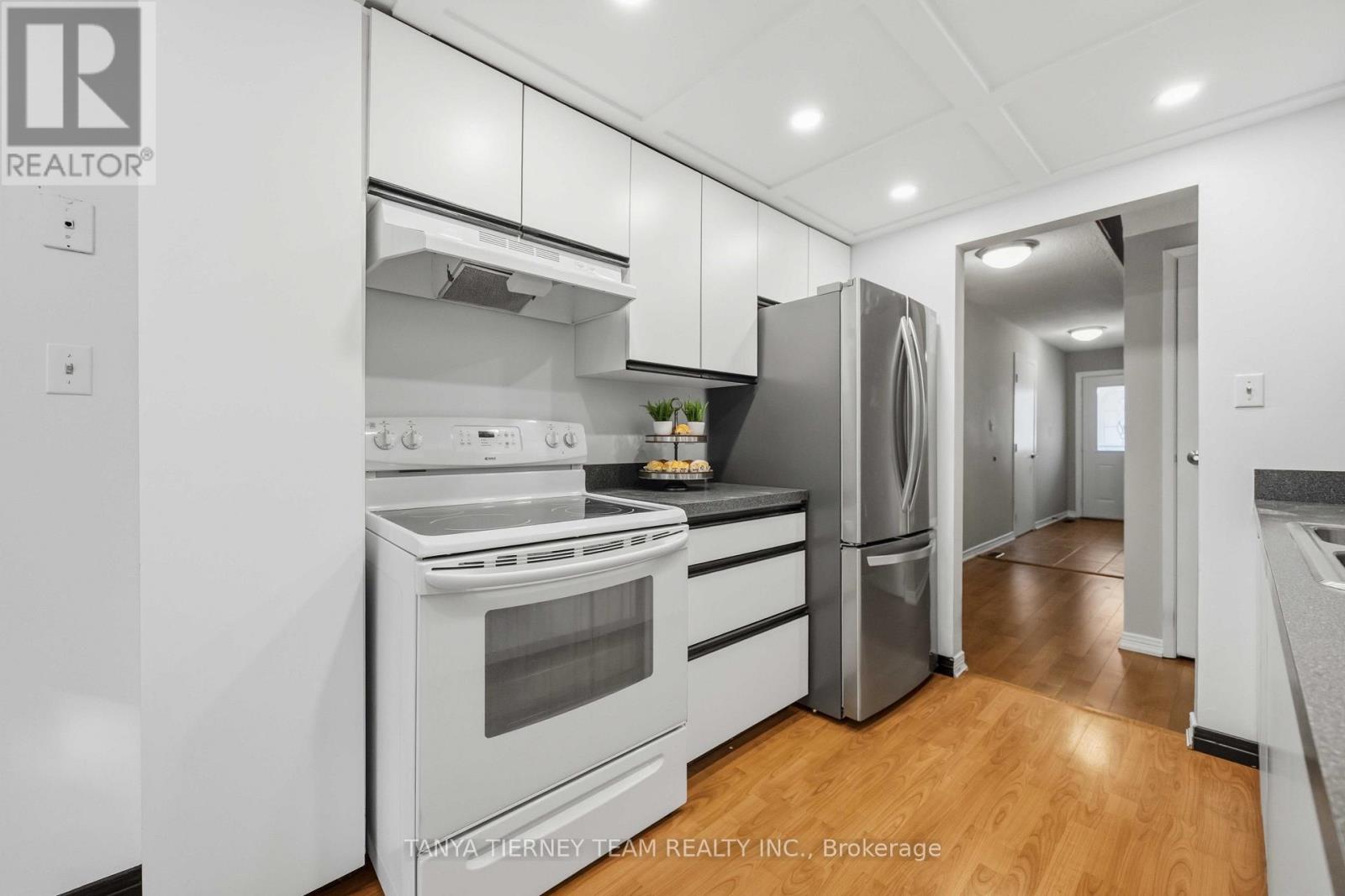 #32 1330 TROWBRIDGE DRIVE - 25