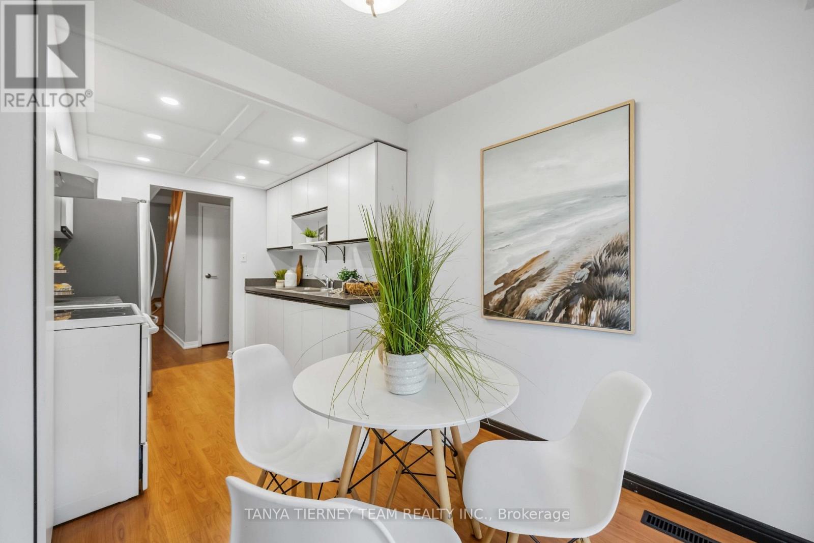 #32 1330 TROWBRIDGE DRIVE - 27