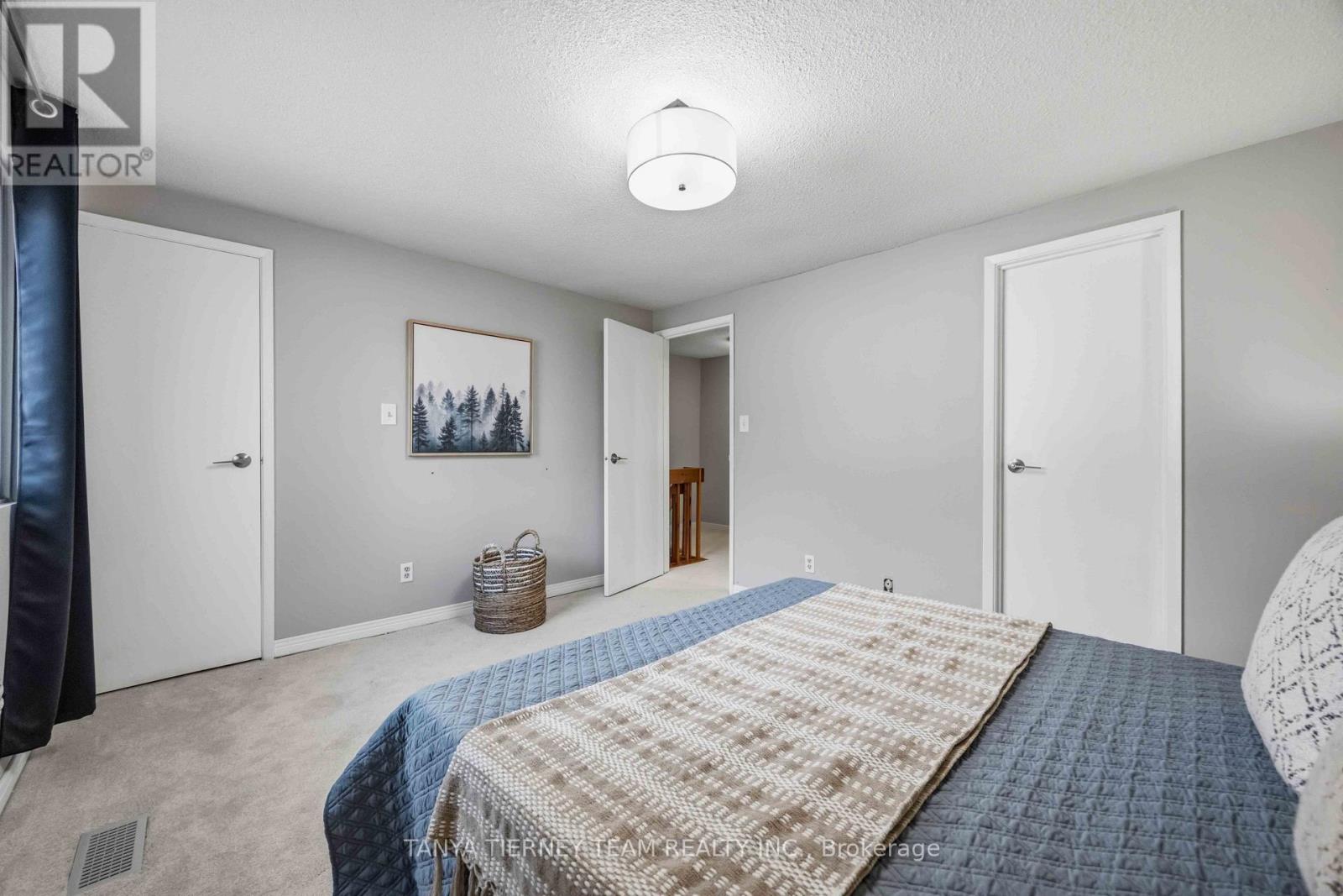 #32 1330 TROWBRIDGE DRIVE - 33