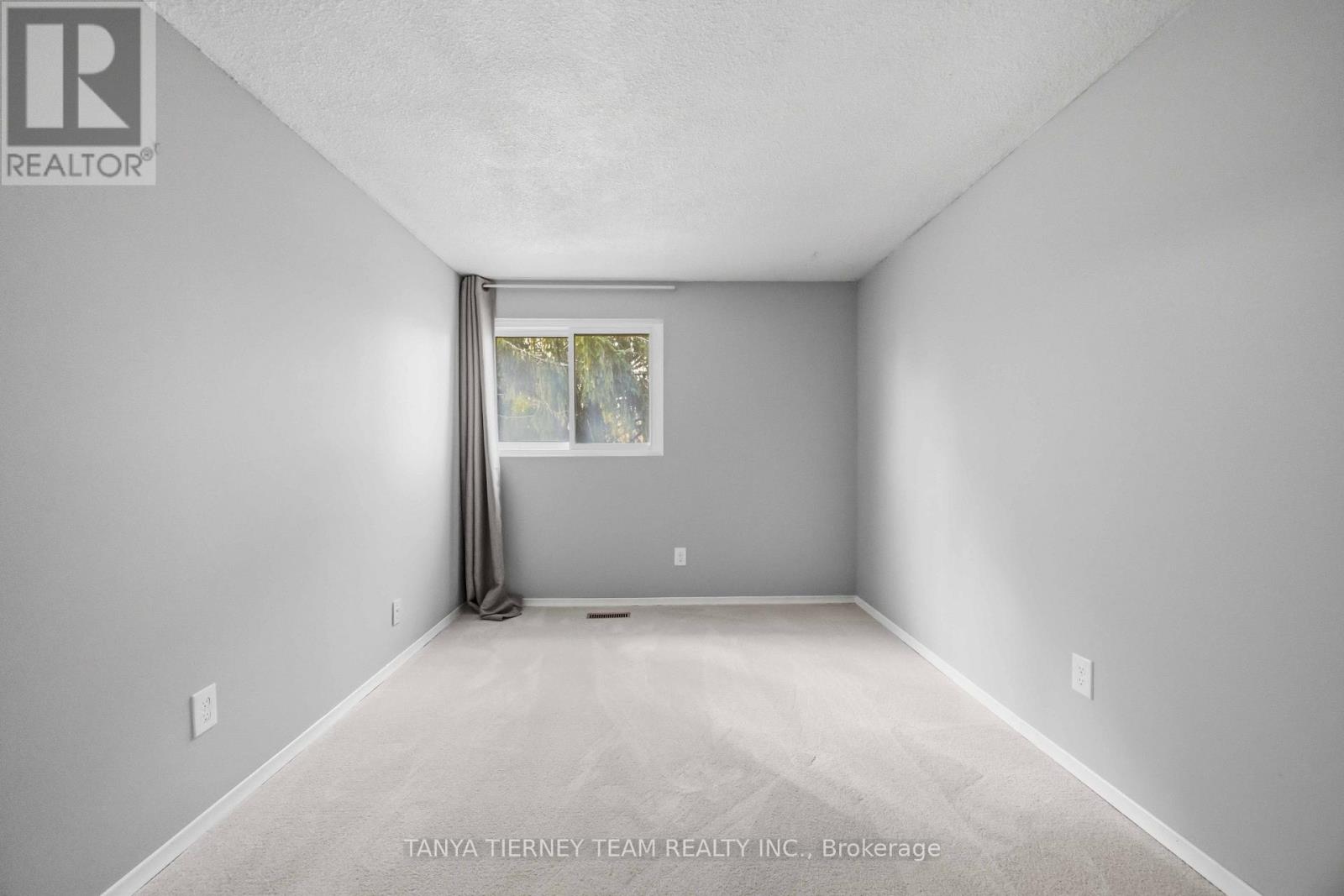 #32 1330 TROWBRIDGE DRIVE - 39