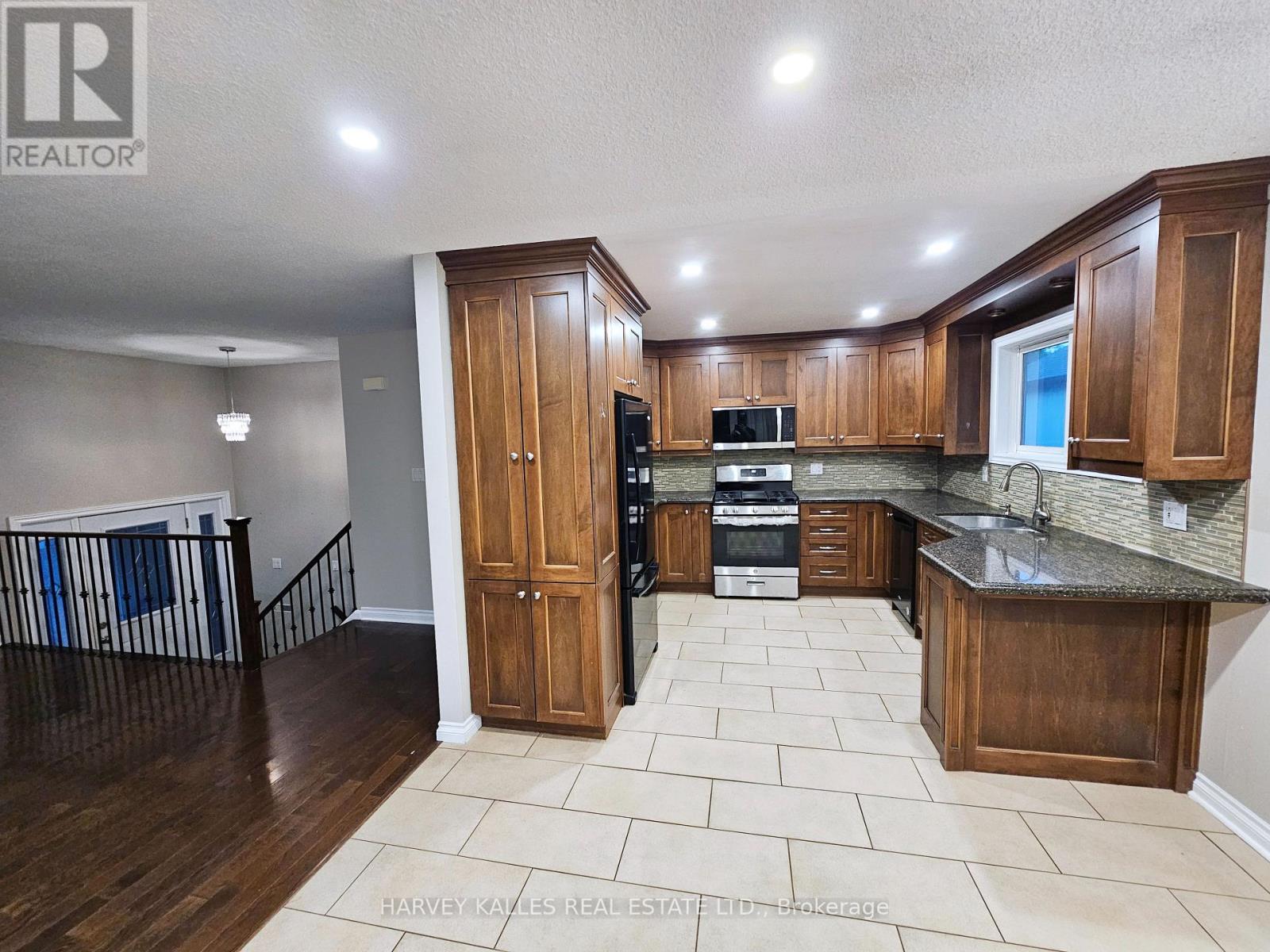8 Pilkington Crescent, Whitby, ON photo 3