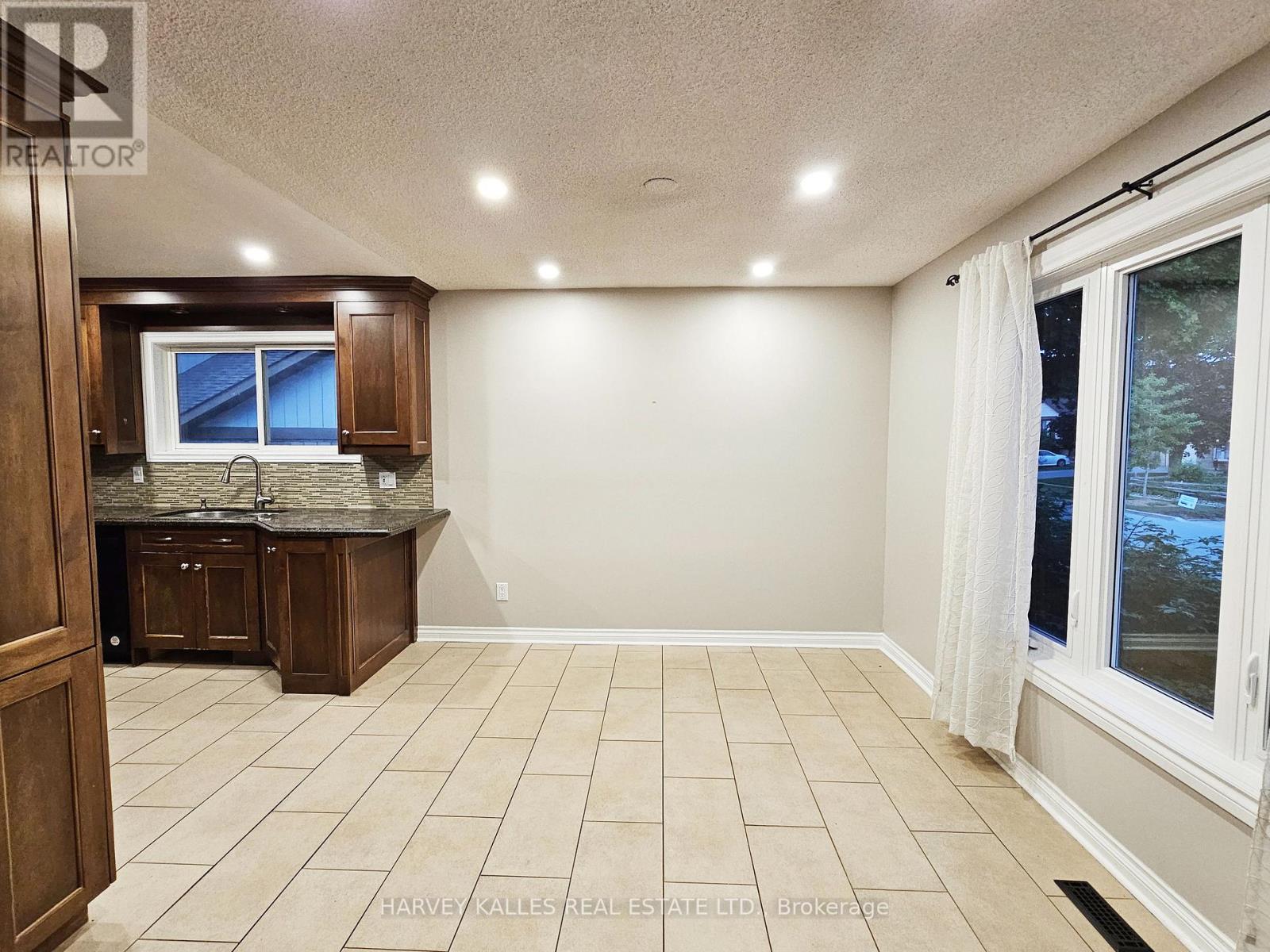 8 Pilkington Crescent, Whitby, ON photo 5