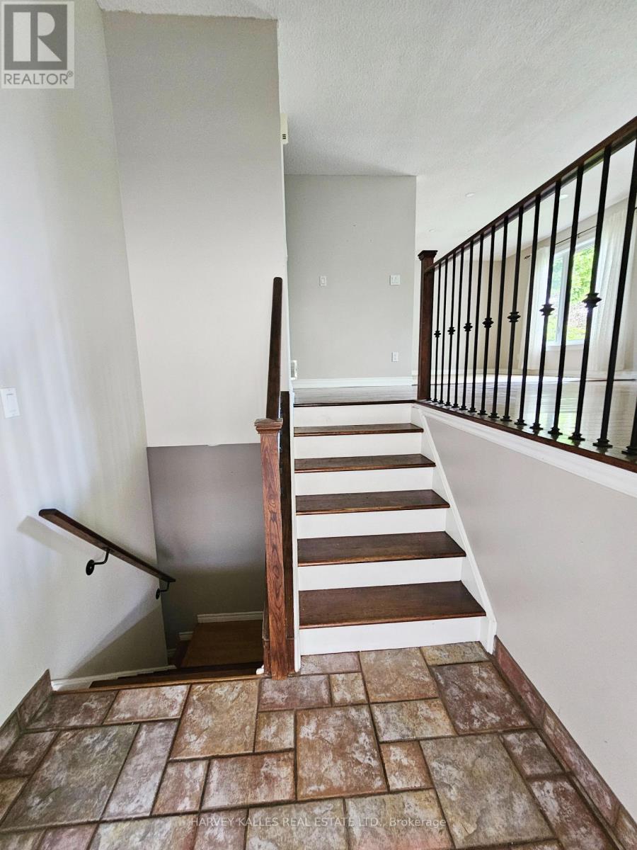 8 Pilkington Crescent, Whitby, ON photo 9