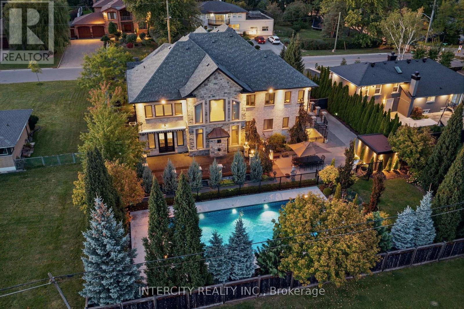27 Rockview Gardens, Vaughan, ON photo 2