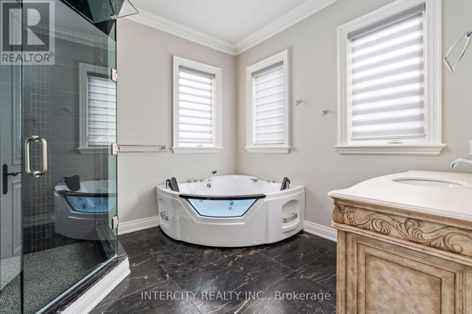 27 ROCKVIEW GARDENS - 32