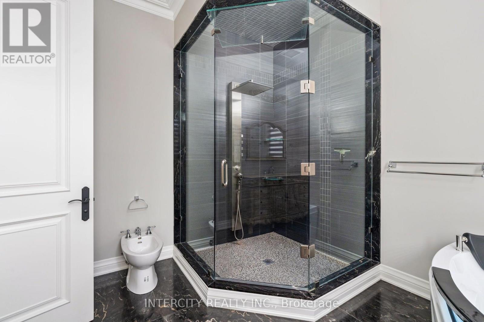 27 ROCKVIEW GARDENS - 33