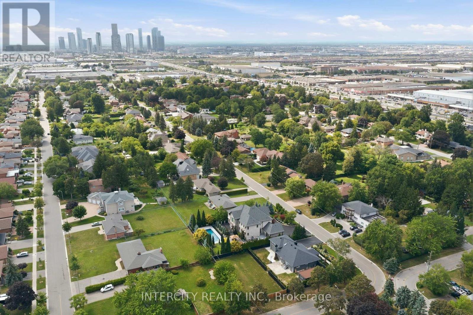 27 Rockview Gardens, Vaughan, ON photo 8