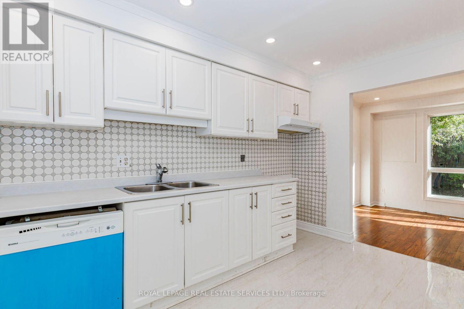 15 HUSON COURT - 19