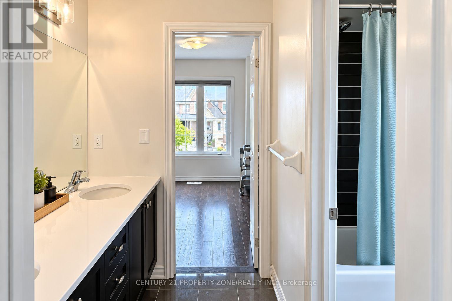 32 YOUNG GARDEN CRESCENT - 33