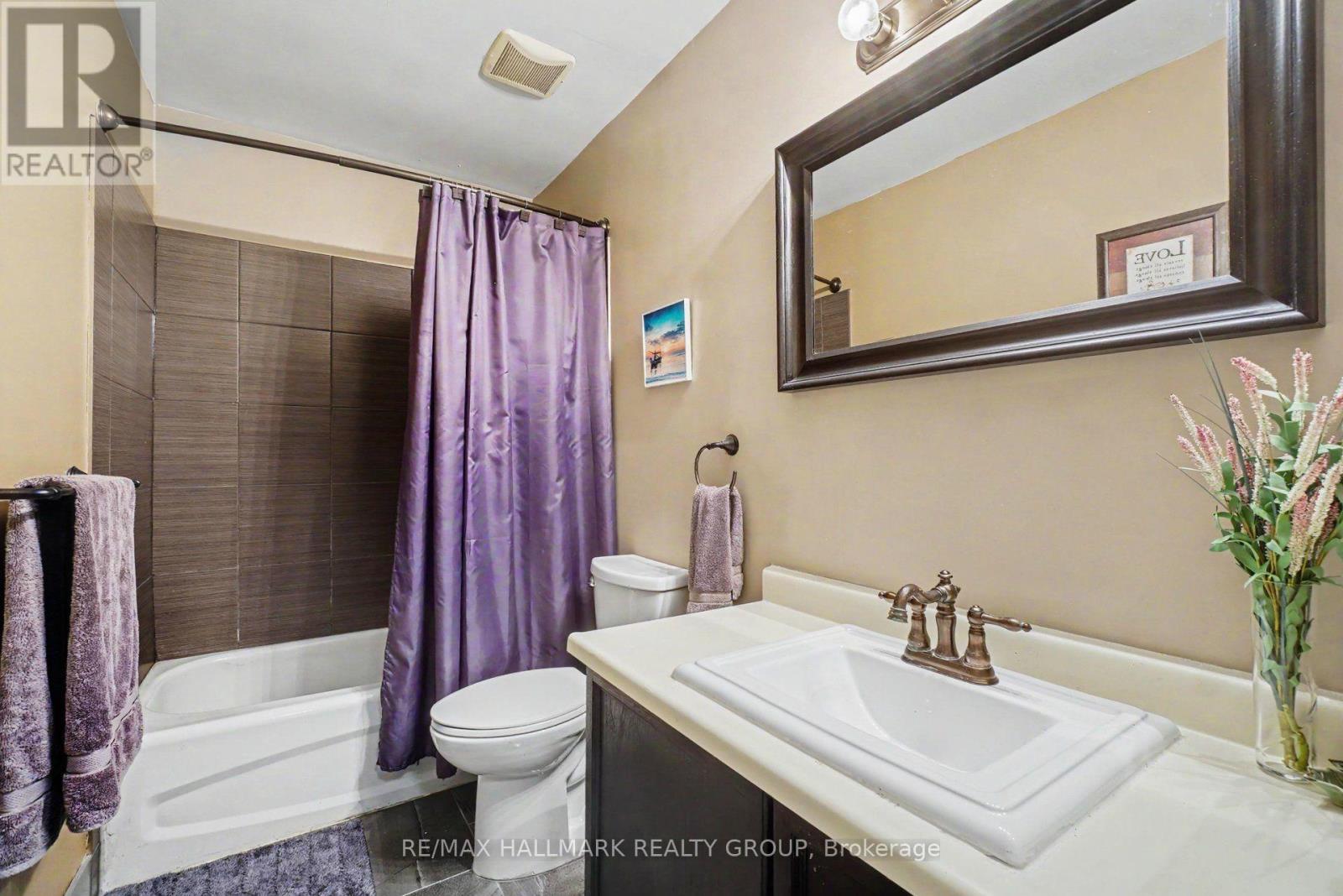 Main bathroom with tub