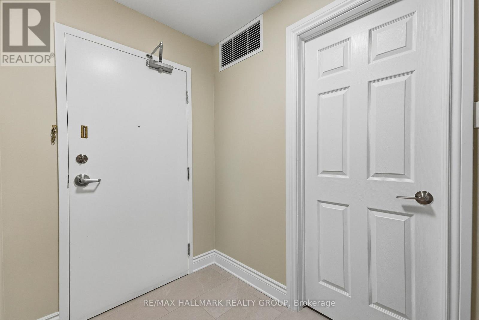 2360 Albert Street — photo 7