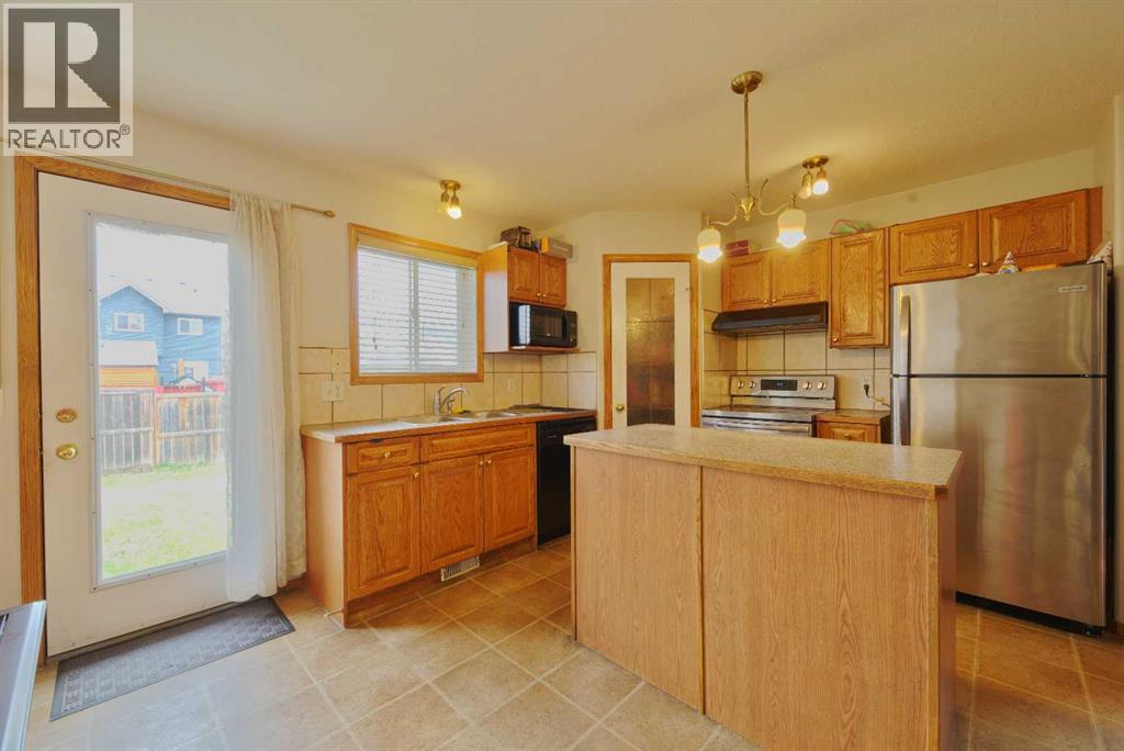 179 Saddlemead Close NE photo 2