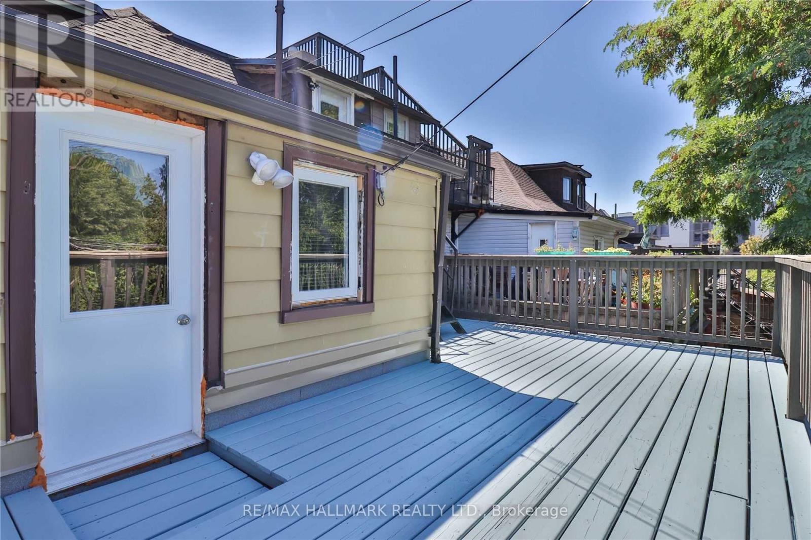 880 College Street — photo 20