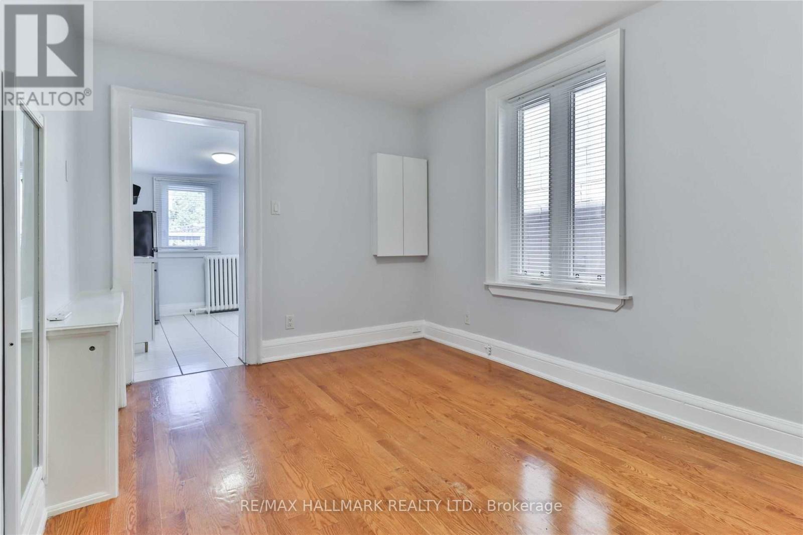 880 College Street — photo 4