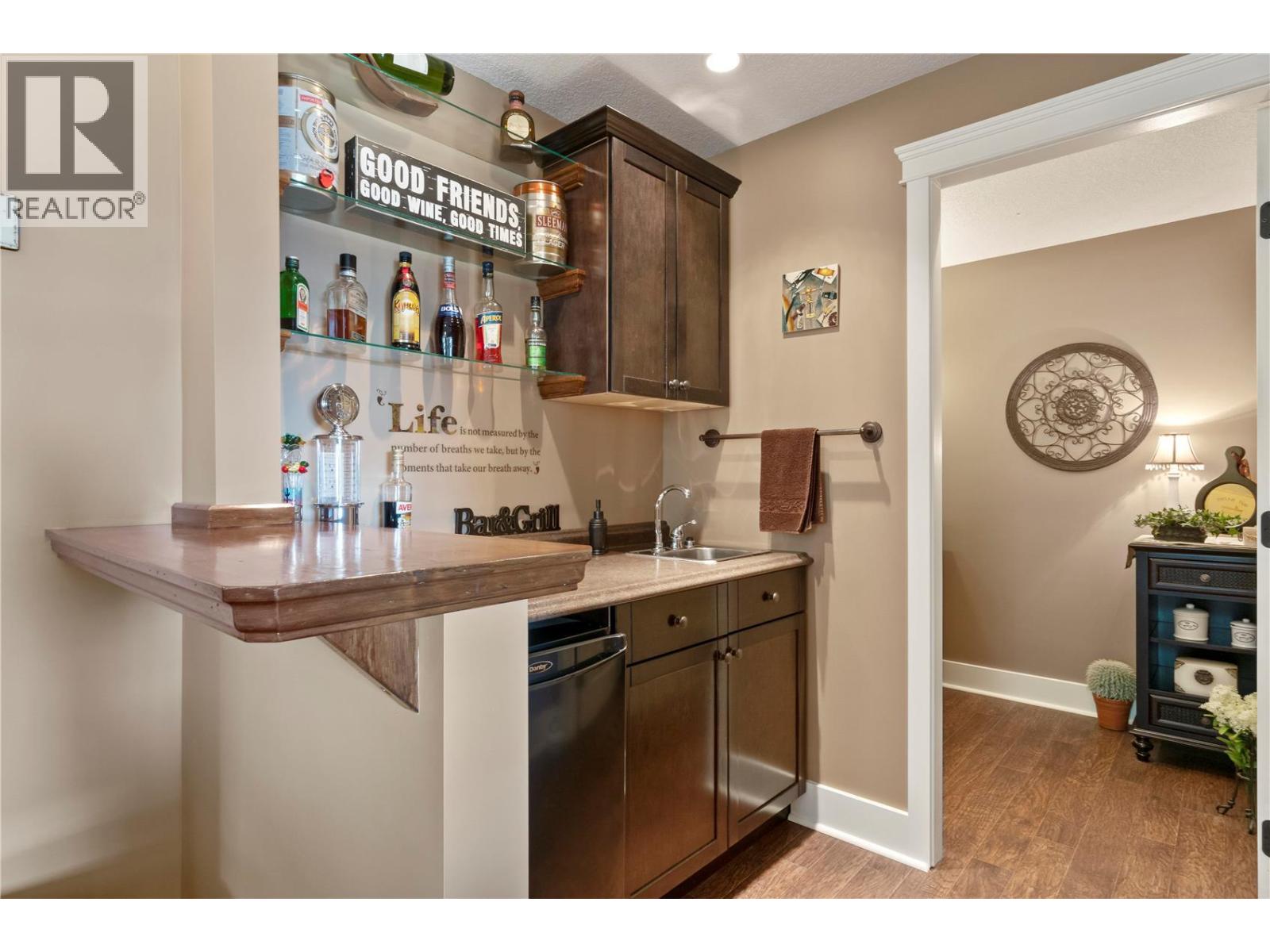 5121 50 Street NW, Salmon Arm - Image 1