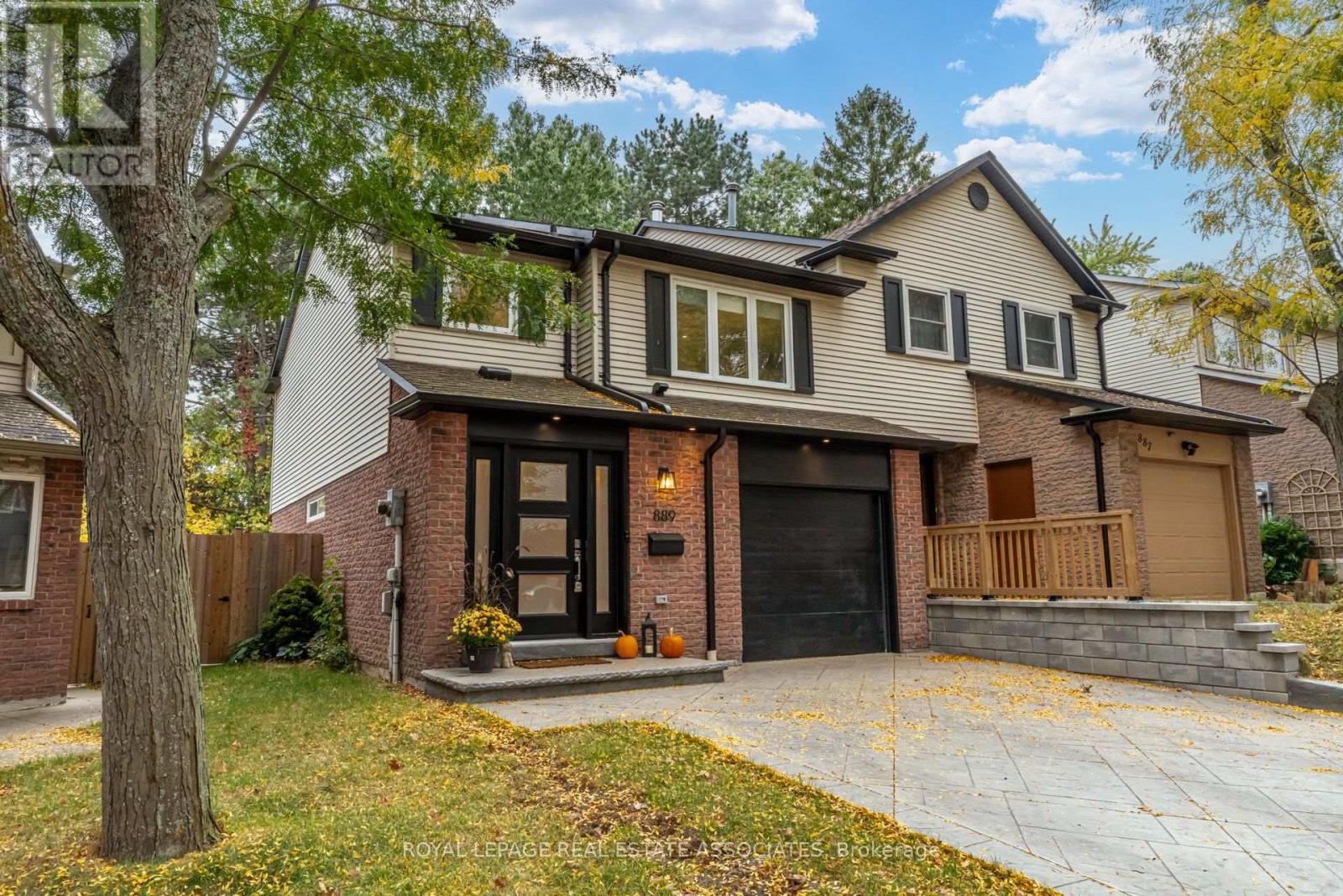 889 Sweetwater Crescent, Mississauga, ON photo 2