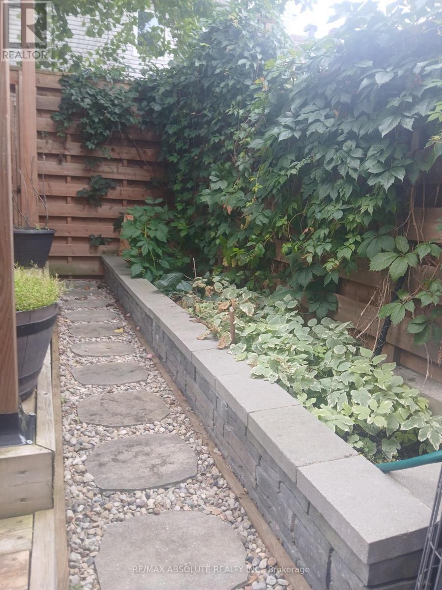 13 Spruce Crescent — photo 31