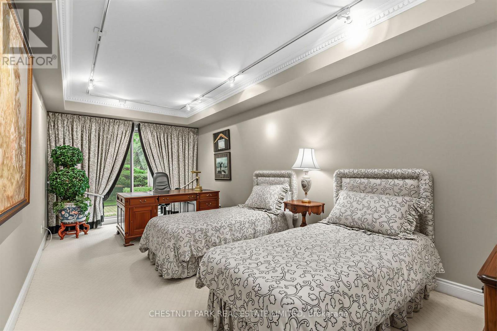 #102 11 WILLIAM CARSON CRESCENT - 22