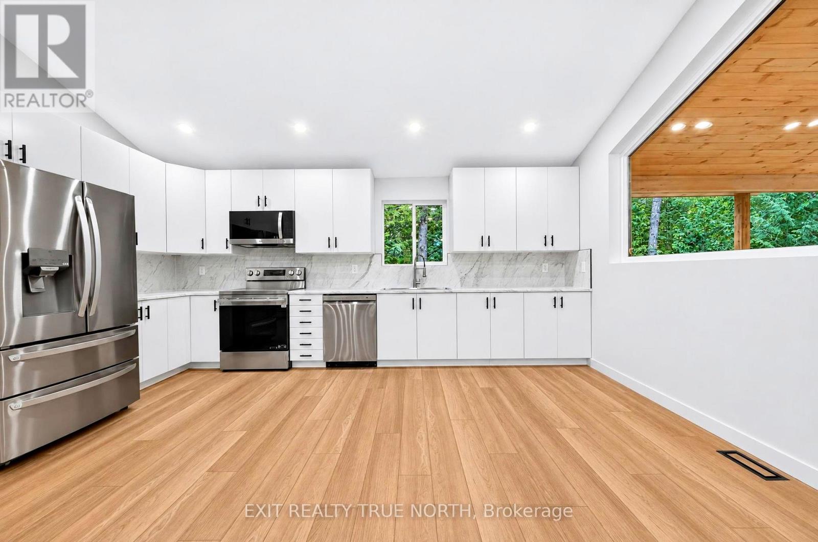 36 Pine Needles Drive, Tiny, ON photo 11