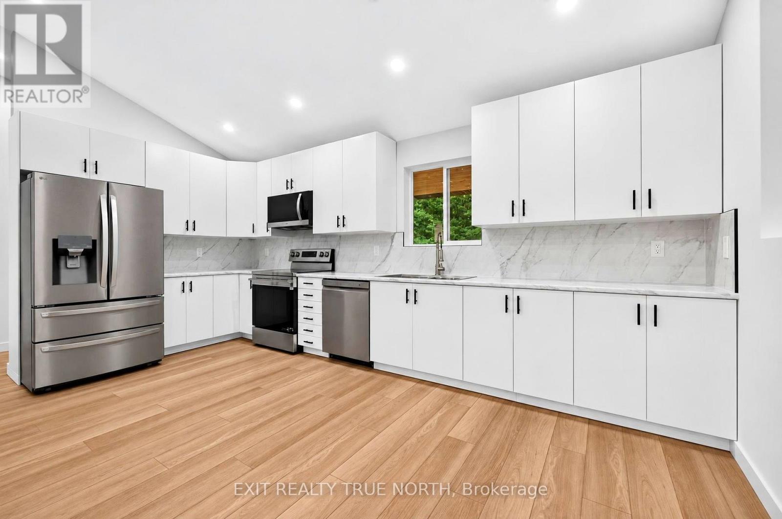 36 Pine Needles Drive, Tiny, ON photo 8