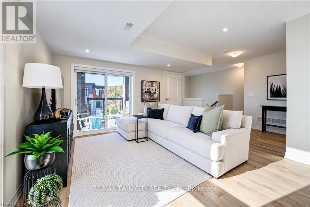 680 BENNINGER Drive, Kitchener, ON photo 6