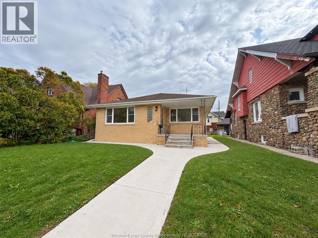 1425 GILES BOULEVARD East, Windsor