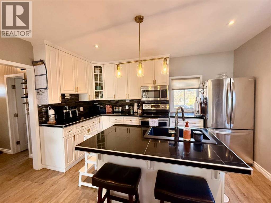 4832 51 Avenue - 3