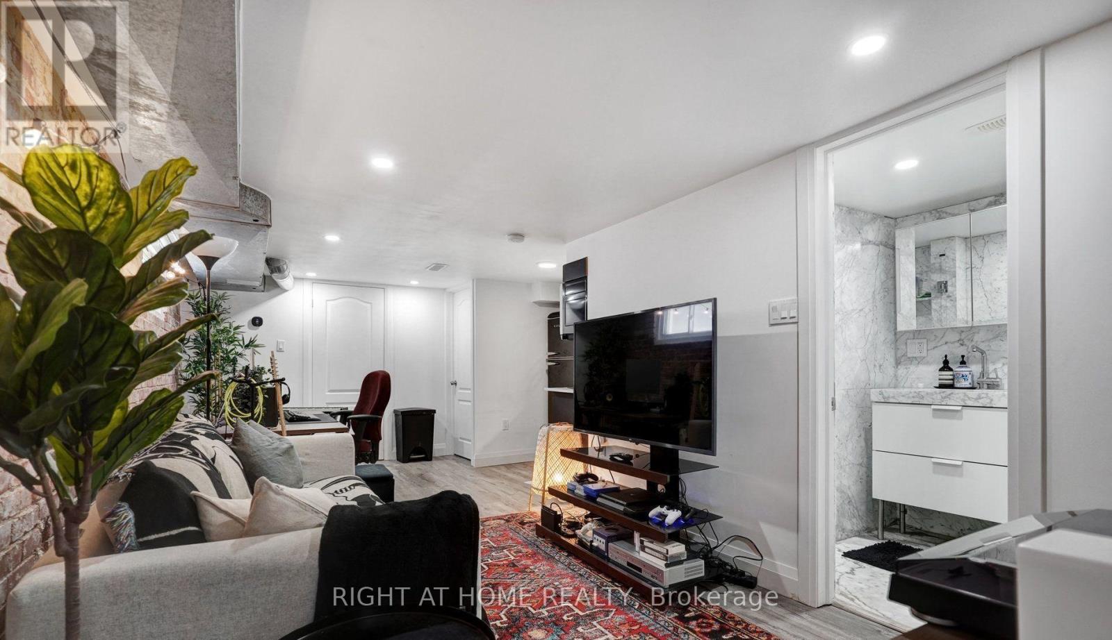 LOWER - 35 CHRYESSA AVENUE, Toronto (Rockcliffe-Smythe)