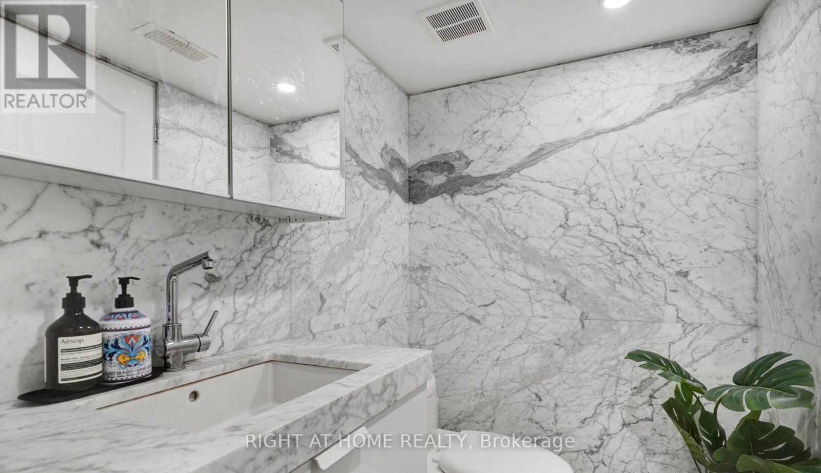 LOWER - 35 CHRYESSA AVENUE, Toronto (Rockcliffe-Smythe) — photo 2