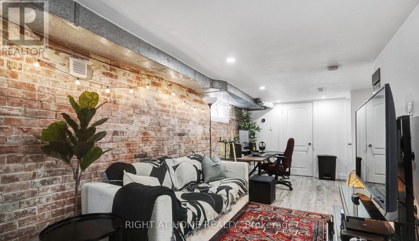 LOWER - 35 CHRYESSA AVENUE, Toronto (Rockcliffe-Smythe) — photo 8