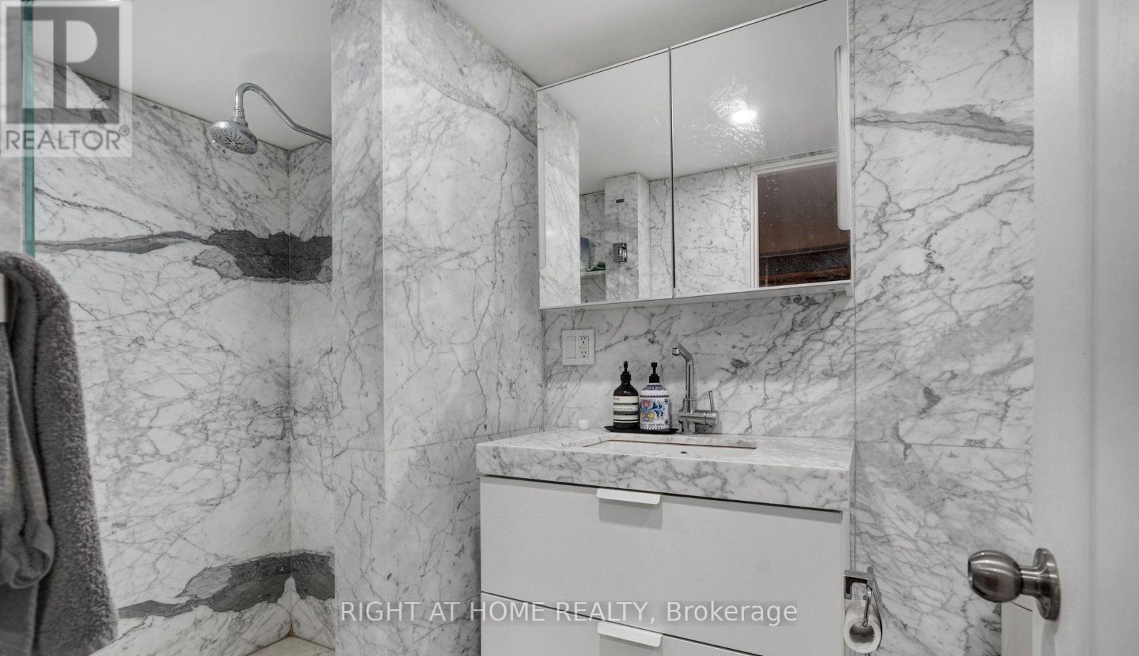 LOWER - 35 CHRYESSA AVENUE, Toronto (Rockcliffe-Smythe) — photo 9