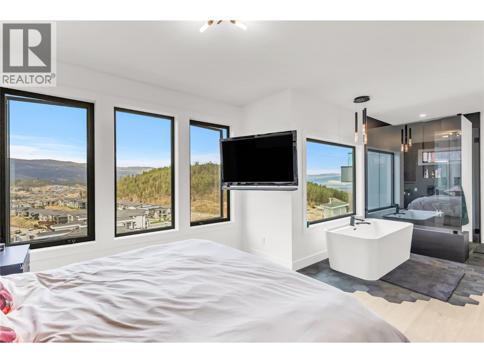 1592 Carnegie Street, Kelowna